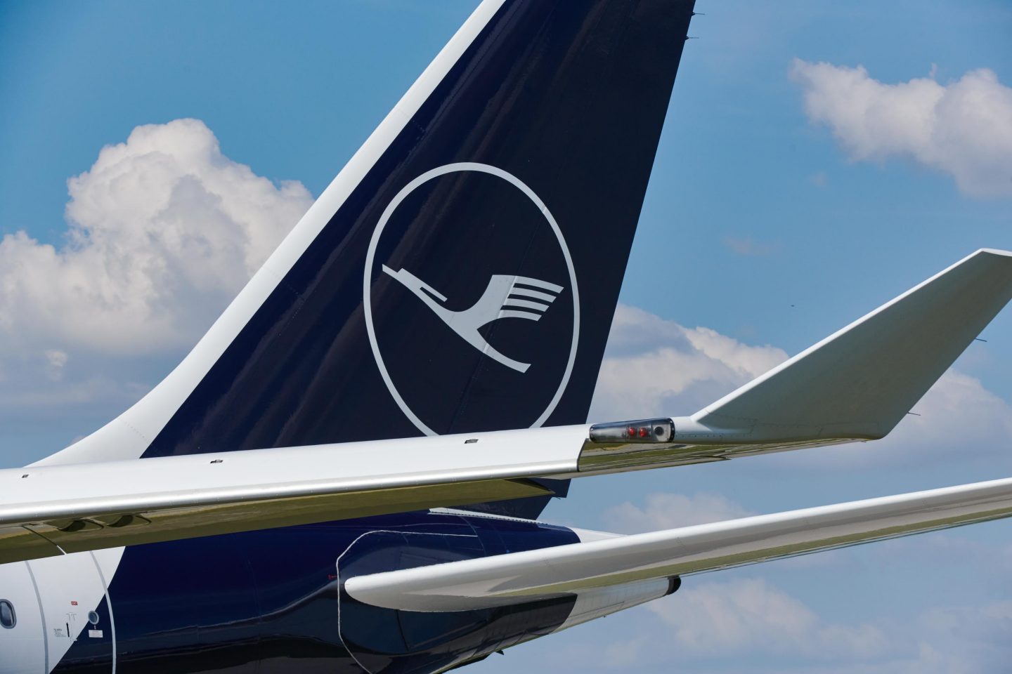 Airplane taking off or landing / Flugzeug startet oder landet